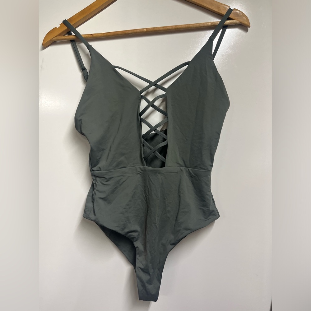 NEW DIPPIN' DAISY'S SEAMLESS CAGED FRONT ONE PIECE in dark silver swimwear Small